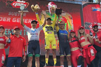 Byron Guamá (i) como vicecampeón de la clasificación general de la Vuelta a Guatemala y premio a la regularidad. Gerson Toc (c) campeón y Stalin Puentestar, tercero.