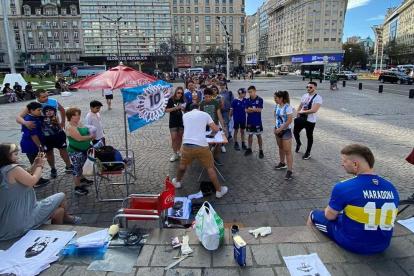 Las personas se reunieron en el monumento Obelisco, en Buenos Aires.