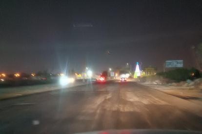 Fallo. El único brillo que se observa es el de los carros.