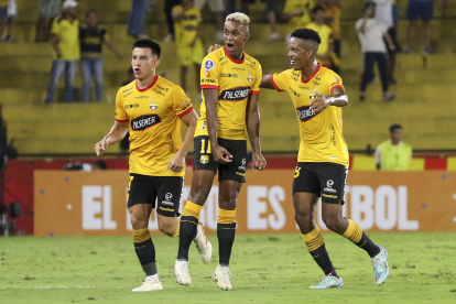 QUI01. GUAYAQUIL (ECUADOR) 11/07/2023.- Fidel Martínez (c) de Barcelona de Ecuador celebra un gol hoy, en un partido de la Copa Sudamericana entre Barcelona SC y Estudiantes en el estadio Monumental Banco Pichincha, en Guayaquil (Ecuador). EFE/ Jonathan Miranda