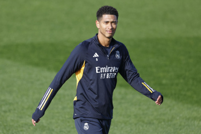 MADRID, 01/12/2023.- El centrocampista inglés del Real Madrid, Jude Bellingham durante el entrenamiento del equipo en las instalaciones de Valdebebas, en Madrid este viernes donde el equipo prepara su próximo enfrentamiento liguero contra el Granada FC. EFE/ Javier Lizón