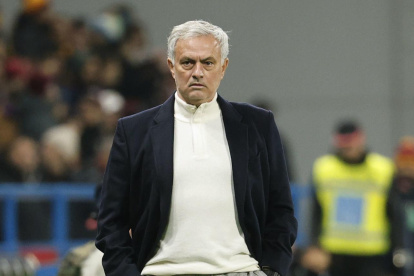 Reggio Emilia (Italy), 02/12/2023.- Roma"s coach Jose Mourinho looks on during the Italian Serie A soccer match US Sassuolo vs AS Roma at Mapei Stadium in Reggio Emilia, Italy, 03 December 2023. (Italia) EFE/EPA/SERENA CAMPANINI