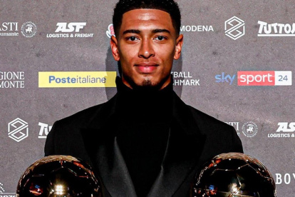 Jude Bellingham, con los dos galardones Golden Boy conseguidos.