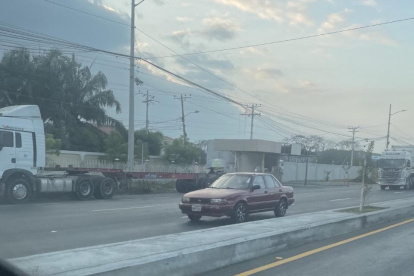 Infracción. Vehículos se estacionan en plena vía sin espacio de parqueo.