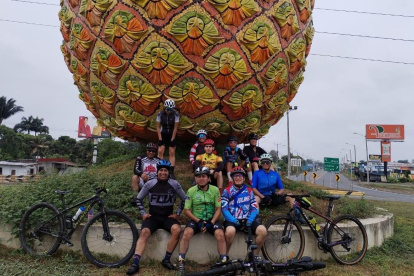 El colectivo de Salchipaperos tras hacer los cerca de 66 km a Milagro.