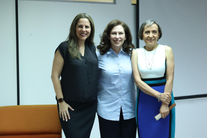 Mónica Maruri (centro) junto a las también escritoras Verónica Coello y Mónica Varea.
