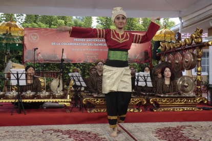 La presentación del gamelán estuvo a cargo de estudiantes de la UniArtes y miembros de la embajada.