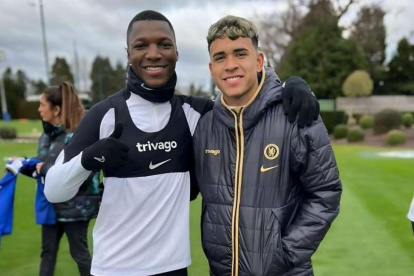 Kendry Páez fue "apadrinado" por Moisés Caicedo en el entrenamiento de Chelsea.