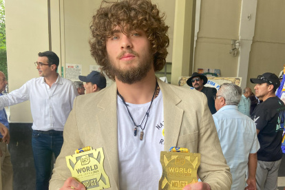 Roberto Jiménez muestra las medallas de campeón del mundo.