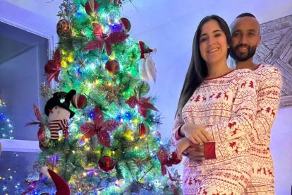 Jordan y Gema, en su rincón navideño en Querétaro, México.