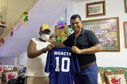 Moacyr Pinto de 87 años junto a Merlin Villagómez, que fue su dirigido en Filancard, 37 años después se volvieron a ver.