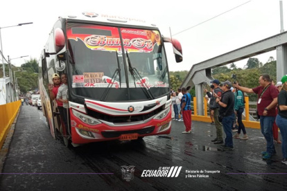 Obra. Buses interprovinciales son los que más usan este paso sobre el río.