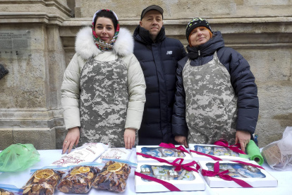 Oksana Mazar (d) y otros civiles de la Cocina de Voluntarios de Leópolis, que se centran en apoyar a los soldados en la línea del frente al enviarles raciones de comida seca, participan este lunes, en la feria de recaudación de fondos de la ciudad ucraniana.
