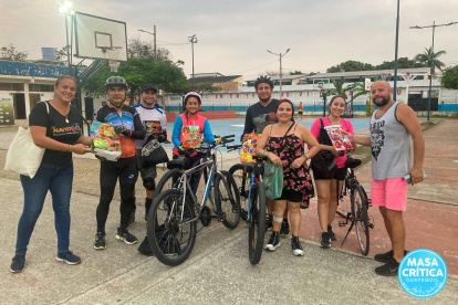 Miembros de Masa Crítica entregando regalos a Navistock.