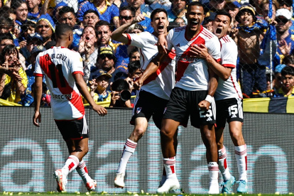 AME3785. BUENOS AIRES (ARGENTINA), 01/10/2023.- El jugador de River Plate Salomón Rondón (2-d) celebra con sus compañeros después de anotar un gol ante Boca Juniors hoy, durante un partido por la Primera División del fútbol argentino, en el estadio La Bombonera de Buenos Aires (Argentina). EFE/ Juan Ignacio Roncoroni