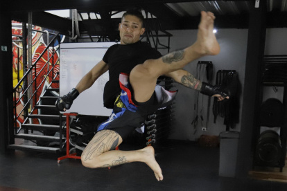 AMDEP4258. BOGOTÁ (COLOMBIA), 27/12/2023.- Alejandro Gordillo de Colombia participa en un entrenamiento, el 22 de diciembre de 2023, en Bogotá (Colombia). Para abrirse camino en el mundillo de las artes marciales mixtas hay que noquear primero a las dificultades y después a los rivales, dijo a EFE Alejandro Gordillo, la primera promesa de una nueva generación de luchadores colombianos que flirtea con el éxito en este deporte de contacto. EFE/ Carlos Durán Araújo