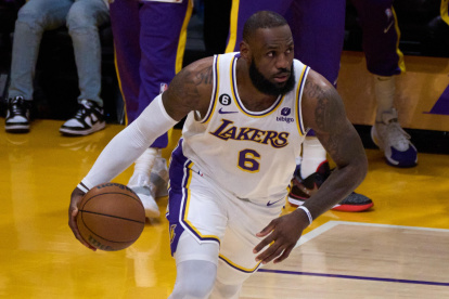 Los Angeles (United States), 23/04/2023.- Los Angeles Lakers forward LeBron James drives down the court against the Memphis Grizzlies during the first half of game three of the NBA Western Conference First Round Playoff game at Crypto.com Arena in Los Angeles, California, USA, 22 April 2023. (Baloncesto, Estados Unidos) EFE/EPA/ALLISON DINNER SHUTTERSTOCK OUT