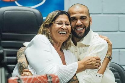 Mamá de Dani Alves sería demandada por difundir fotos de la supuesta víctima de agresión sexual