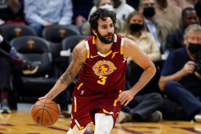 AME3276. CLEVELAND (ESTADOS UNIDOS), 08/12/2021.- El escolta de los Cleveland Cavaliers Ricky Rubio de España en acción contra los Chicago Bulls durante la primera mitad del partido de la NBA entre los Cleveland Cavaliers y los Chicago Bulls, hoy en Rocket Mortgage Fieldhouse en Cleveland, Ohio, EE. UU. EFE/ David Maxwell