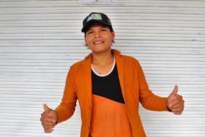 Edwin Son, el cantante que pone a bailar a los chachis con su música.