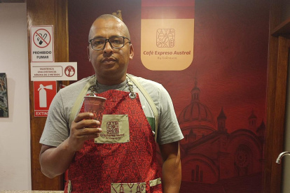 Jerson Stacio, antes se desenvolvía en el medio campo del Deportivo Cuenca, ahora hace un café que se llama Expreso Austral