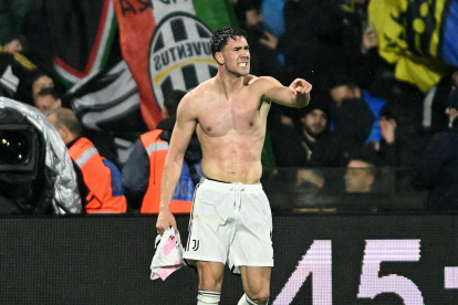 Dusan Vlahovic celebras tras ayudar a remontar al Juventus.