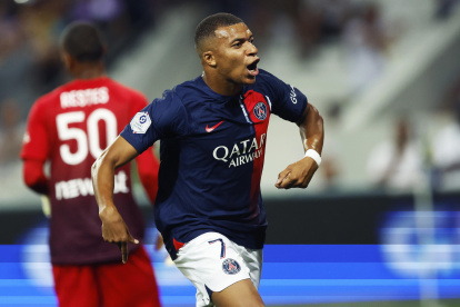 Kylian Mbappe de Paris Saint Germain celebra tras marcar un gol de penalti durante el partido de fútbol de la Liga Francesa 1 entre el Toulouse FC y el PSG en el estadio TFC, en Toulouse, Francia, el 19 de agosto de 2023. ( Francia) EFE/EPA/GUILLAUME HORCAJUELO