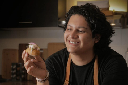 Daniel destaca que “cocinar es un espectáculo que "ilumina incluso los apagones más oscuros y los tiempos políticos más turbulentos”.