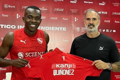 Jhonny Quiñónez (i) fimó con Independiente hasta la temporada 2026