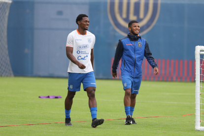 Pedro Vite (d) confesó que está feliz por poder defender al combinado nacional en el Preolímpico. Él y Justin Cuero (i) se perfilan como titulares en la selección.