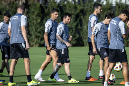 Fort Lauderdale (United States), 13/01/2024.- Luis Suarez (C-L) and Lionel Messi (C-R) participate in the first training of the Inter Miami CF 2024 preseason in Fort Lauderdale, Florida, USA, 13 January 2024. EFE/EPA/CRISTOBAL HERRERA-ULASHKEVICH