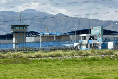 Acceso. Cerca de mil militares ingresaron a la cárcel de Cotopaxi luego de la liberación de los rehenes.