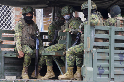 Un grupo de soldados del ejército ecuatoriano fue registrado este domingo, 14 de enero, al patrullar cerca al Centro de Privación de Libertad Zonal No. 8, en Guayaquil.
