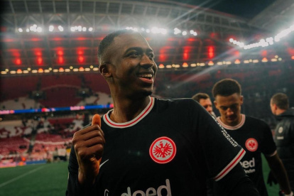 William Pacho volvió al 11 ideal de la fecha en la Bundesliga