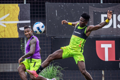 William Vargas (izq) y la camiseta del Barcelona del 2024, tiene contrato por un año.