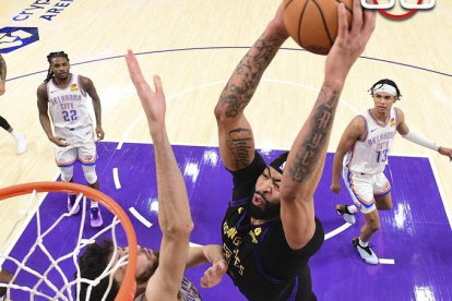 Anthony Davis, con Lakers, se lució con 27 puntos en la victoria ante Thunder.