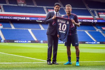TRE96 PARÍS (FRANCIA), 4/08/2017.- El presidente del PSG, Nasser al Khelaifi (i), y el delantero brasileño Neymar Jr (d) posan con la nueva camiseta del brasileño durante la presentación del delantero como nuevo jugador del equipo francés París Saint-Germain (PSG) en París (Francia) hoy, 4 de agosto del 2017, donde anunció que ha fichado por el club galo para buscar "algo más grande" y "un nuevo desafío", pero negó que lo haya hecho para alcanzar un mayor protagonismo del que tenía en el Barcelona. EFE/CHRISTOPHE PETIT TESSON FRANCIA FÚTBOL NEYMAR