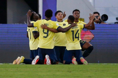 Ecuador goleó a Colombia y es primero en la tabla de ubicaciones
