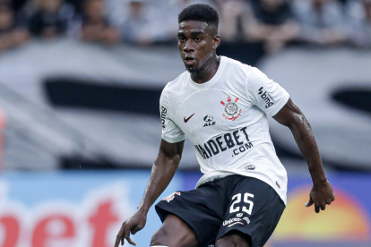 Félix Torres en su primer partido con la camiseta del Corinthians