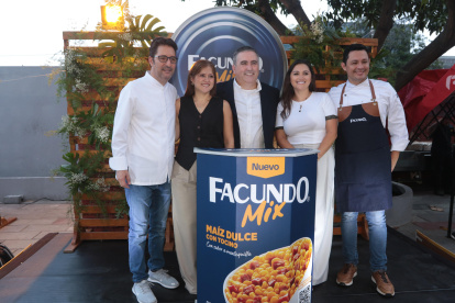 Santiago Granda, director de la Escuela de los Chef; María Fernanda Torres, gerente de Marketing y Trade de Facundo; Rodrigo Dueñas, gerente general de Facundo; Miriam Coello, jefe de canal Horecas Facundo; y César Rivas, chef de Facundo.