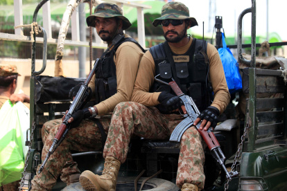 Los soldados en Peshawar defienden por largas horas su territorio.