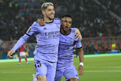 RABAT (MARRUECOS), 08/02/2023.- El centrocampista del Real Madrid Fede Valverde celebra con Rodrygo Goes (d) tras marcar el segundo gol ante el Al Ahly, durante el partido correspondiente a las semifinales del Mundial de Clubes entre el Al Ahly y el Real Madrid disputado este miércoles en Rabat. EFE/ Julio Muñoz
