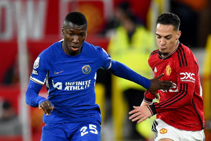 Manchester (United Kingdom), 06/12/2023.- Antony (R) of Manchester United in action against Moises Caicedo of Chelsea during the English Premier League match between Manchester United and Chelsea in Manchester, Britain, 06 December 2023. (Reino Unido) EFE/EPA/PETER POWELL EDITORIAL USE ONLY. No use with unauthorized audio, video, data, fixture lists, club/league logos, "live" services or NFTs. Online in-match use limited to 120 images, no video emulation. No use in betting, games or single club/league/player publications.