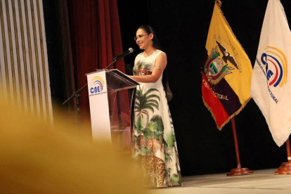 Diana Atamaint acusa a Roberto Aguilar de presunta violencia política de género por un artículo de opinión.