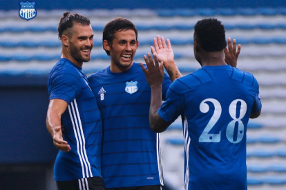 Facundo Castelli, Marcelo Meli y Maicon Solís y su primera celebración.