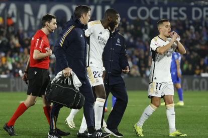 MADRID, 01/02/2024.- El defensa alemán del Real Madrid Antonio Rudiger (c) sale acompañado por los fisioterapeutas, durante el partido de la jornada 20 de LaLiga EA Sports que enfrenta al Getafe CF y al Real Madrid hoy jueves en el Coliseum. EFE/JUANJO MARTIN