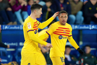 Lewandowski (i) y Vitor Roque anotaron para Barcelona ante Alavés