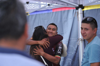 Al llegar a la meta el sábado, Jhonatan abrazó a su esposa, Génesis Rodríguez, con quien espera a su primer hijo.