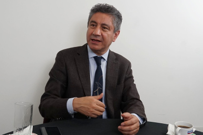 El funcionario, Abogado. Posee estudios en Ciencias Políticas y Sociales y es doctor en Jurisprudencia y magíster en Derecho Tributario.