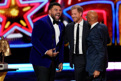 Harry entrega el premio Hombre del año de la NFL al jugador Cameron Heyward (izquierda).